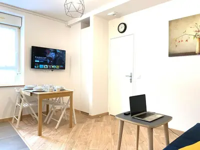 Télévision ou salle de divertissement dans l'établissement Appart'Village Le Creusot centre - Parking facile - Bus gare TGV 17 min