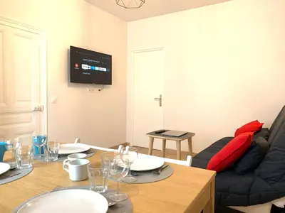 Télévision ou salle de divertissement dans l'établissement Appart'Village Le Creusot centre - Parking facile - Bus gare TGV 17 min