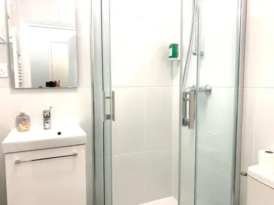 Salle de bains dans l'établissement Appart'Village Le Creusot centre - Parking facile - Bus gare TGV 17 min