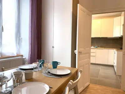 Cuisine ou kitchenette dans l'établissement Appart'Village Le Creusot centre - Parking facile - Bus gare TGV 17 min
