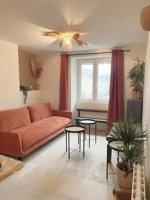 Coin salon dans l'établissement Le lynx boréal, centre historique avec jardin
