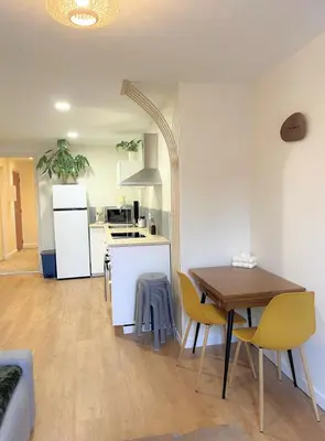 Cuisine ou kitchenette dans l'établissement T2 cocon en hyper centre, très calme, stationnement devant l'immeuble