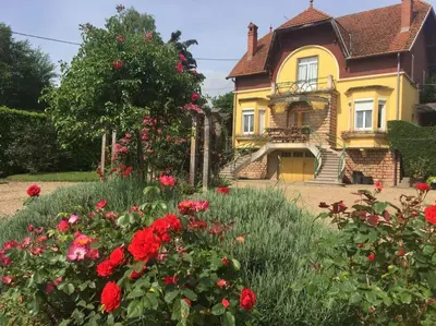 Jardin de l'établissement Bourgogne grande maison avec jardin à la française