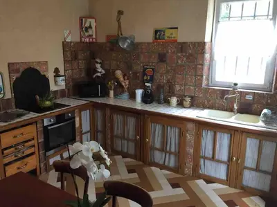 Cuisine ou kitchenette dans l'établissement Bourgogne grande maison avec jardin à la française