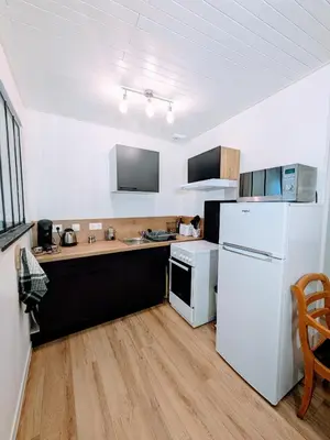 Cuisine ou kitchenette dans l'établissement Sous la tour