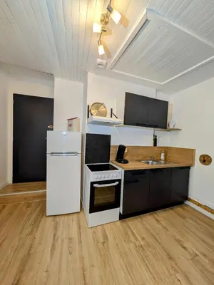 Cuisine ou kitchenette dans l'établissement Sous la tour