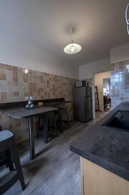 Cuisine ou kitchenette dans l'établissement Chez André
