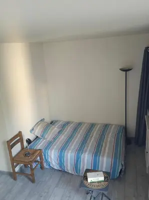 Un ou plusieurs lits dans un hébergement de l'établissement Nuits Dijon Chambre
