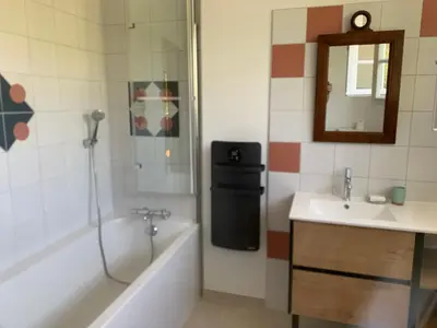 Salle de bains dans l'établissement Longue Vue en Arbois