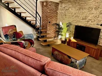 Télévision ou salle de divertissement dans l'établissement La Faran'dole - Confortable duplex