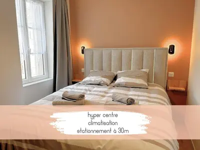 Un ou plusieurs lits dans un hébergement de l'établissement Grand duplex haut de gamme, 4pers, hyper centre, climatisation, stationnements à 10m , très calme