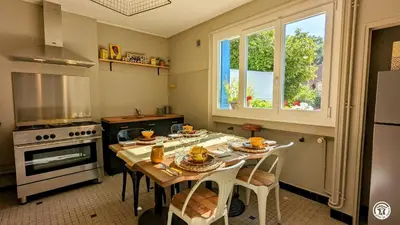Cuisine ou kitchenette dans l'établissement La Maison Bleue