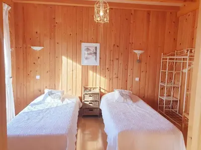 Un ou plusieurs lits dans un hébergement de l'établissement Maison plain pied intérieur bois - Lac de chalain - Gîte les 4 saisons