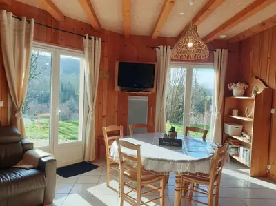 Télévision ou salle de divertissement dans l'établissement Maison plain pied intérieur bois - Lac de chalain - Gîte les 4 saisons