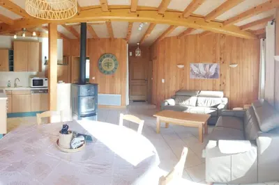 Cuisine ou kitchenette dans l'établissement Maison plain pied intérieur bois - Lac de chalain - Gîte les 4 saisons