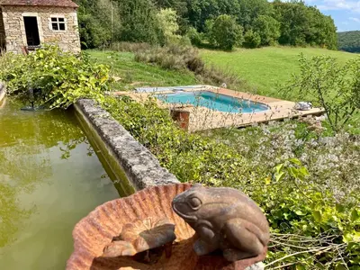 Piscine de l'établissement Chambre à Avot Bourgogne avec piscine ou située à proximité