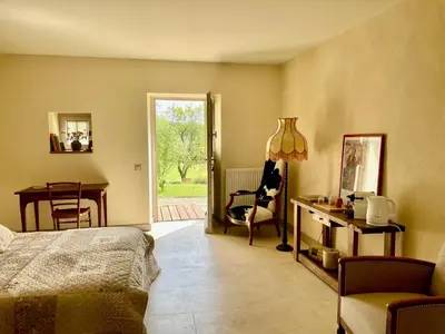 Un ou plusieurs lits dans un hébergement de l'établissement Chambre à Avot Bourgogne avec piscine