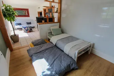 Un ou plusieurs lits dans un hébergement de l'établissement Charmante Maison avec Terrasse