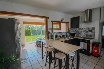 Cuisine ou kitchenette dans l'établissement Charmante Maison avec Terrasse