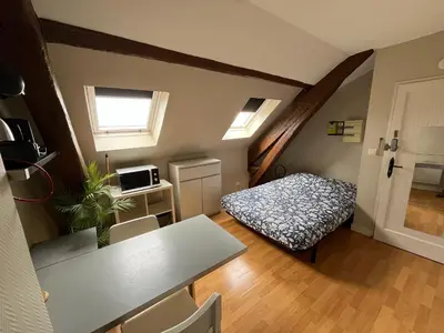 Un ou plusieurs lits dans un hébergement de l'établissement Studio rénové gare Dijon