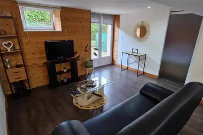 Télévision ou salle de divertissement dans l'établissement L'Ain-parfait