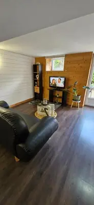 Télévision ou salle de divertissement dans l'établissement L'Ain-parfait