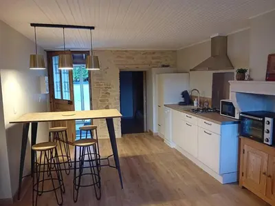 Cuisine ou kitchenette dans l'établissement Petite maison en pierre au calme avec extérieur