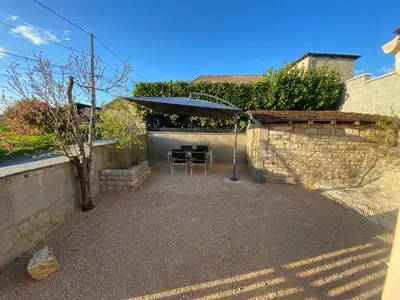 Plan de l'établissement Petite maison en pierre au calme avec extérieur