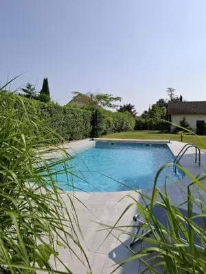 Piscine de l'établissement Harmonie Apartments - Pool & Free Parking, 5 min A6 & Chalon sur Saone ou située à proximité