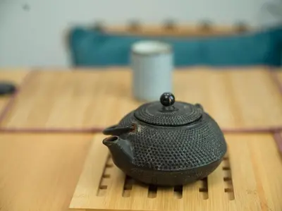 Plateau bouilloire dans l'établissement Kitsuné Lodge zen d'inspiration japonaise