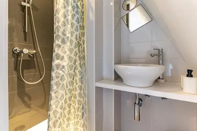 Salle de bains dans l'établissement Appart Cosy 6 Personnes - Parking Gratuit - Centre Ville Historique Dijon