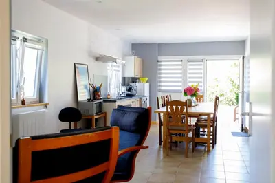 Cuisine ou kitchenette dans l'établissement le petit gite de Marinette