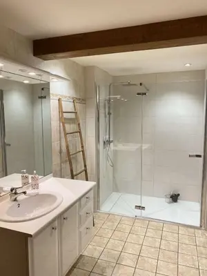 Salle de bains dans l'établissement Gîte de champvent Nalaque