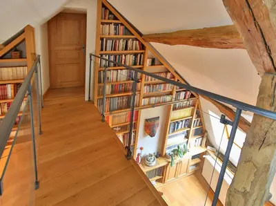 Bibliothèque dans la maison de vacances