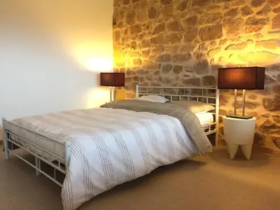 Un ou plusieurs lits dans un hébergement de l'établissement Les Perruchons ancienne grange rénovée avec soin