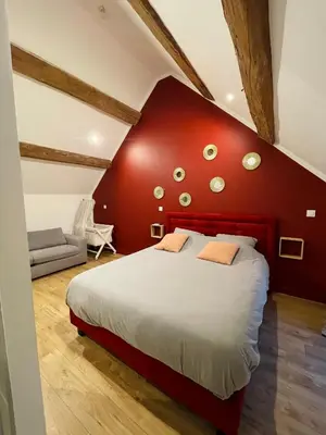 Un ou plusieurs lits dans un hébergement de l'établissement Maison avec piscine et cave voûtée
