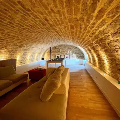 Coin salon dans l'établissement Maison avec piscine et cave voûtée