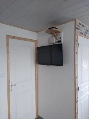 Télévision ou salle de divertissement dans l'établissement Gîte la tourterelle