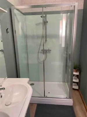Salle de bains dans l'établissement La petite maison du chineur