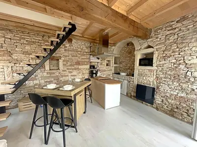 Cuisine ou kitchenette dans l'établissement Charmante maison de village
