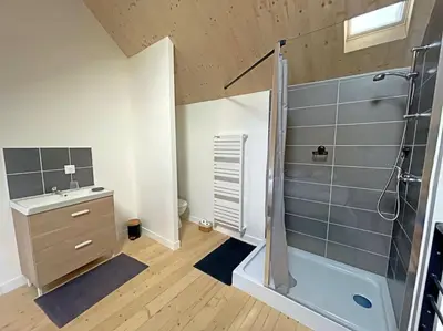 Salle de bains dans l'établissement Charmante maison de village