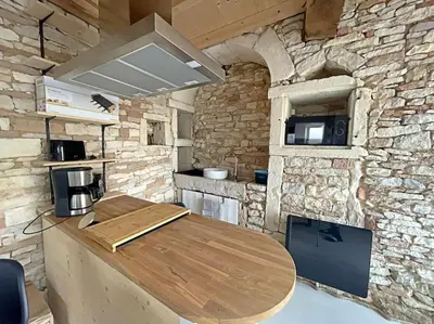 Cuisine ou kitchenette dans l'établissement Charmante maison de village