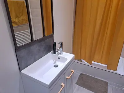 Salle de bains dans l'établissement Les Arcades T1 La Lanterna 9