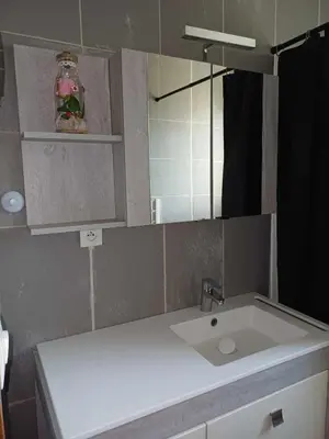 Salle de bains dans l'établissement Villa avec piscine au calme à la campagne