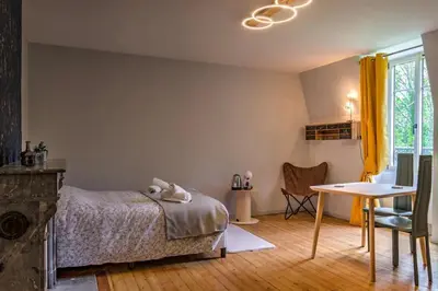 Un ou plusieurs lits dans un hébergement de l'établissement refuge