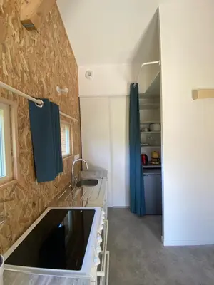 Cuisine ou kitchenette dans l'établissement Maisonnette au calme, grand jardin privatif, accueil vélos et motos