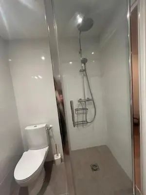 Salle de bains dans l'établissement Le Premeaux, au cœur des vignes