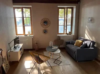 Coin salon dans l'établissement La Maison aux volets bleus 37 m3, Bords de Saône