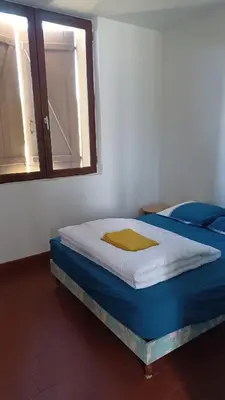 Un ou plusieurs lits dans un hébergement de l'établissement Bel Appartement Fonctionnel,2 grandes chambres separer plus un bz,WI FI,Clim