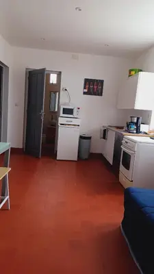 Cuisine ou kitchenette dans l'établissement Bel Appartement Fonctionnel,2 grandes chambres separer plus un bz,WI FI,Clim